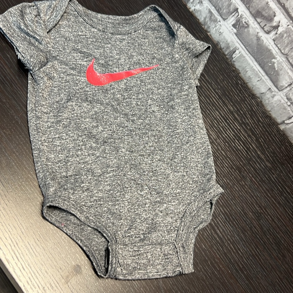 ‎Nike - Picture 2 of 6